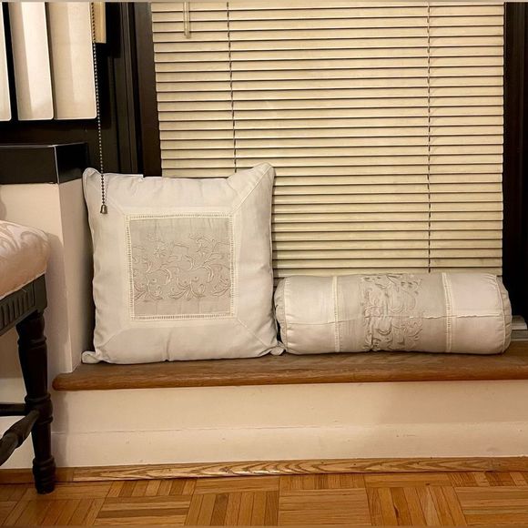 🚫 SOLD 🚫 SHAMS 2 PILLOWS- 4 piece Accessory Bedding Set NWT $100 - Picture 4 of 6